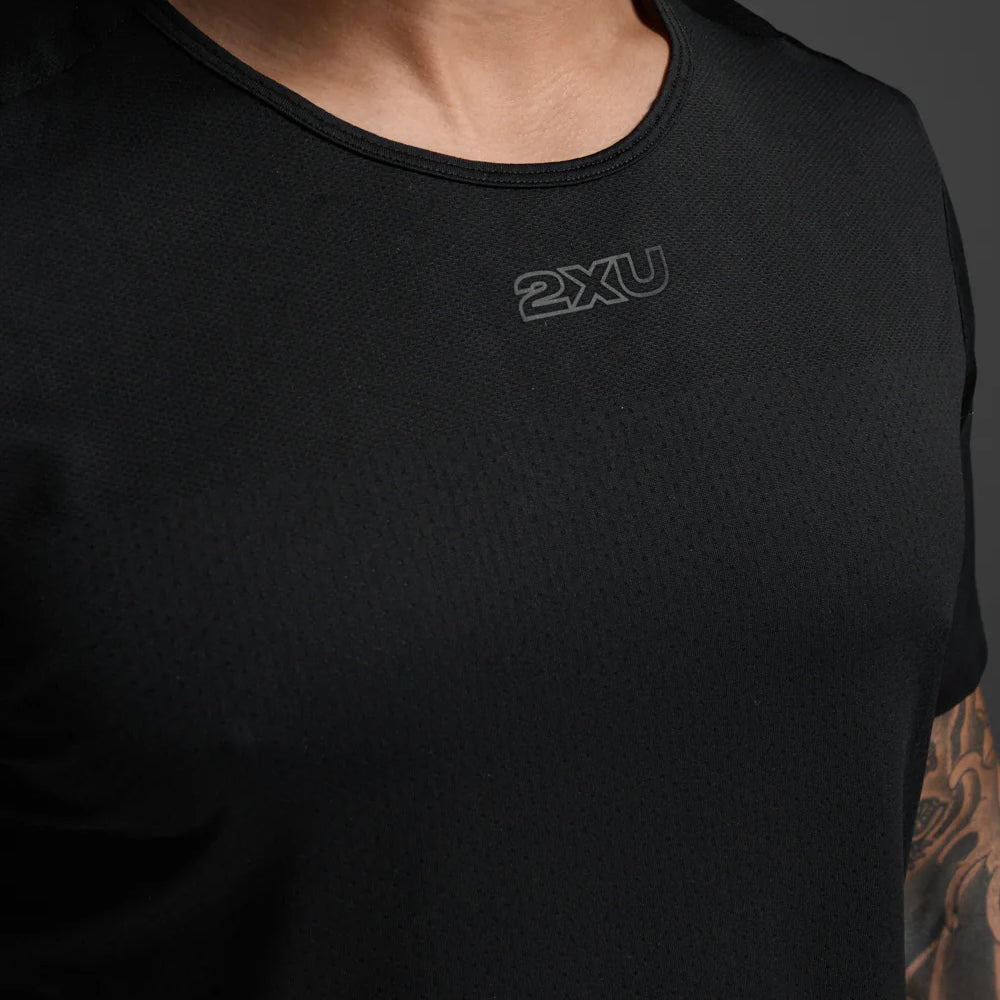 2xu-light-speed-tech-tee-black-black-reflective