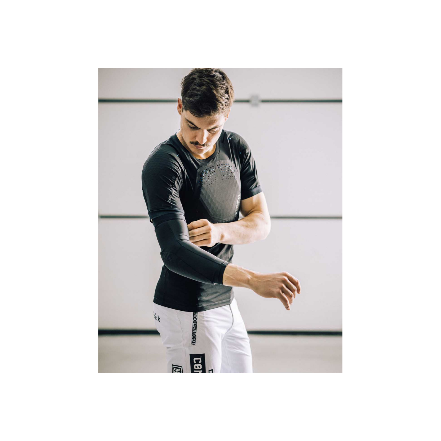 DHaRCO Gravity Elbow Pad