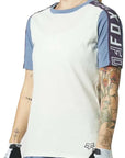 Fox WOMENS RANGER DR SS JERSEY - Cloud Grey Side Front FACING MODEL