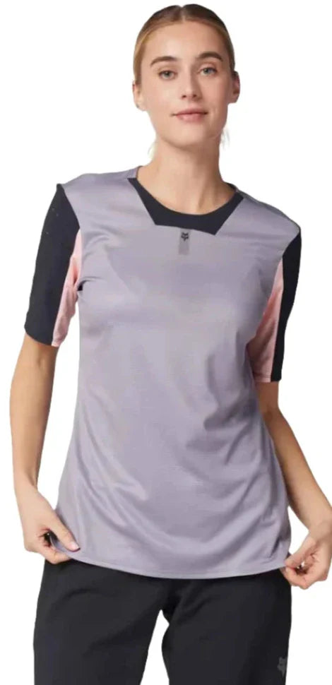 Fox WOMENS DEFEND SS JERSEY - Stone FRONT FACING MODEL