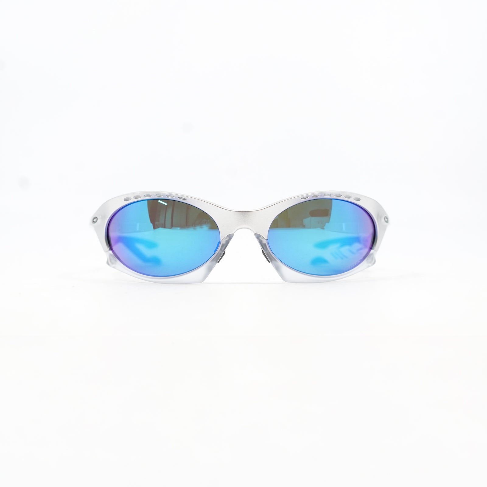 oakley-plantaris-x-silver-prizm-sapphire-lens