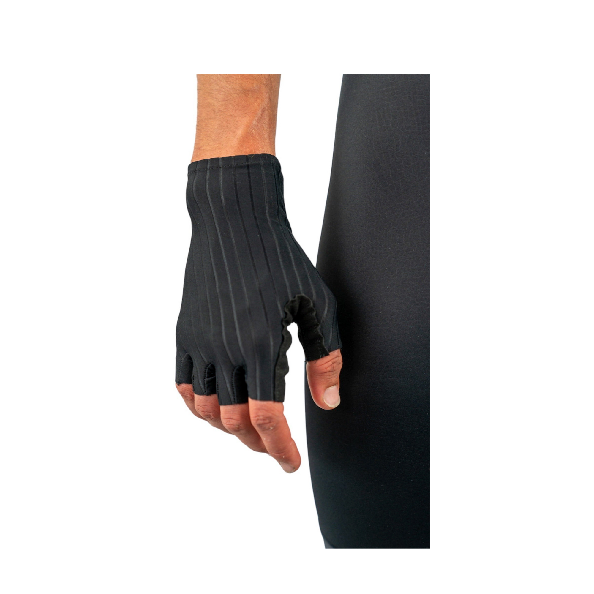 aero-cycling-gear-aero-gloves-black