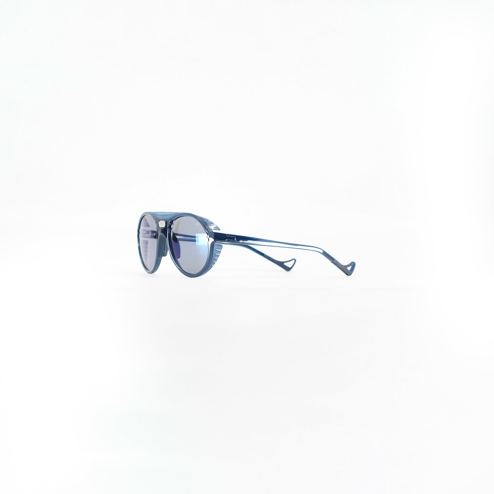 district-vision-tracksmith-kazu-tourer-glacier-d-blue-ice-lens-side