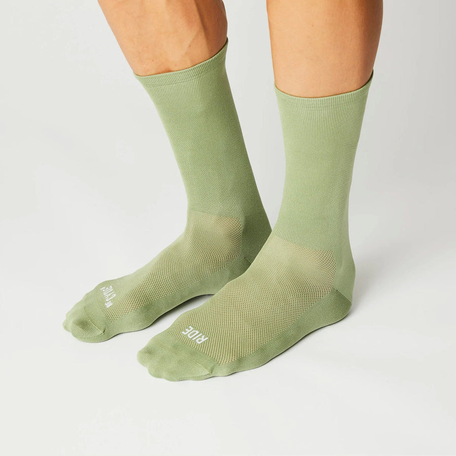 fingerscrossed-eco-socks-oil-olive-front