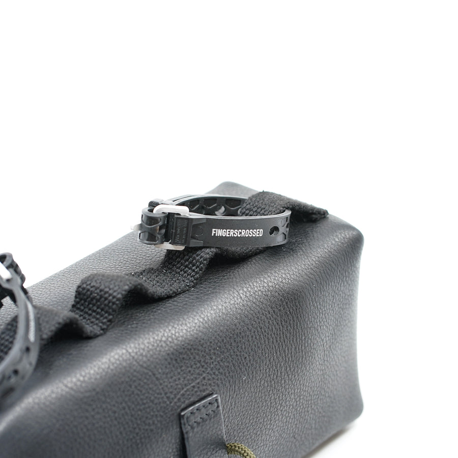 fingerscrossed-leather-handlebar-bag-black-closeup