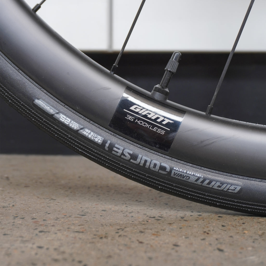 Giant TCR Advanced Pro Disc 0 AR 公路车 - 暗色彩虹色