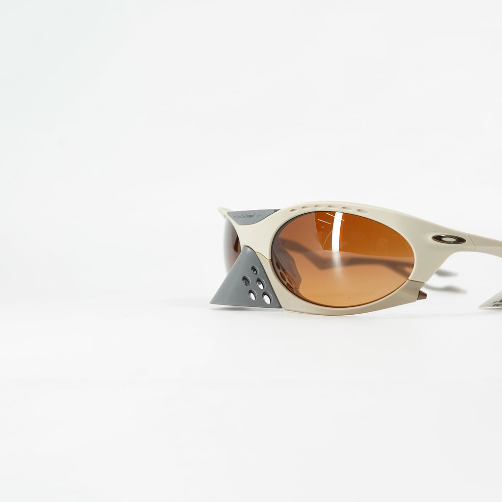 Oakley Plantaris 哑光沙色（Prizm 棕色渐变镜片）