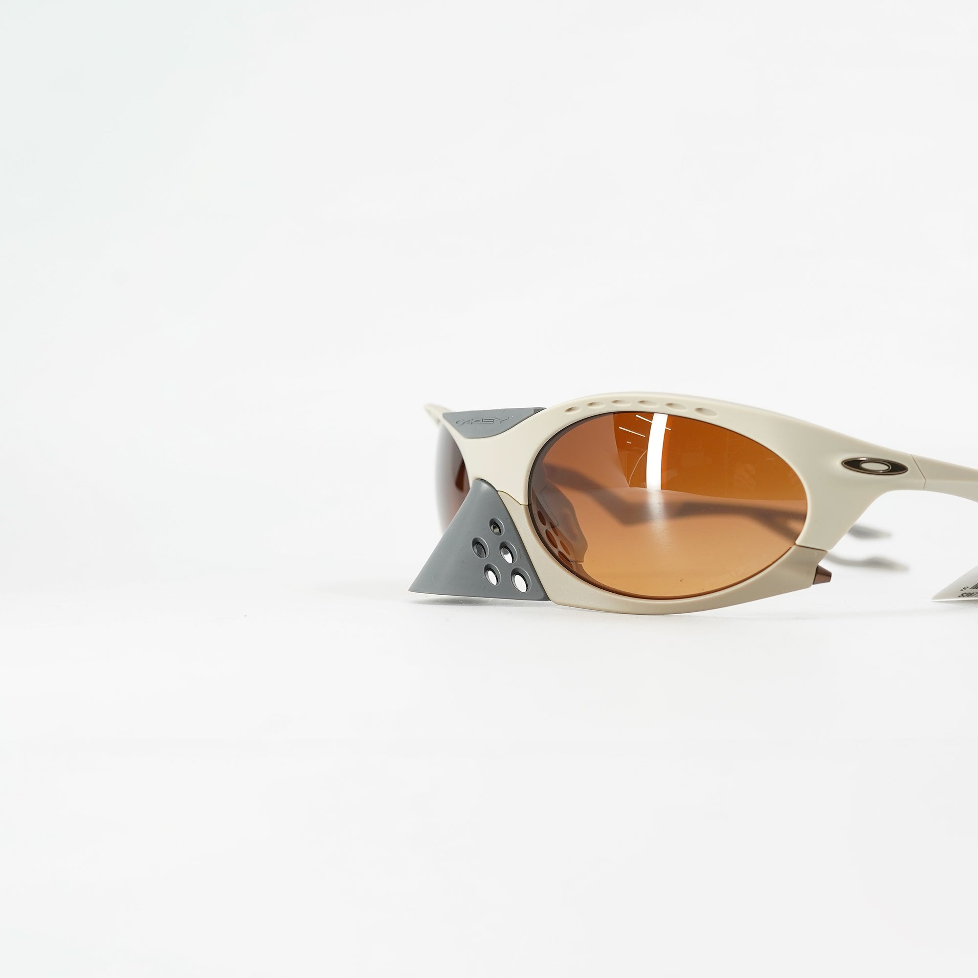 Oakley Plantaris 哑光沙色（Prizm 棕色渐变镜片）
