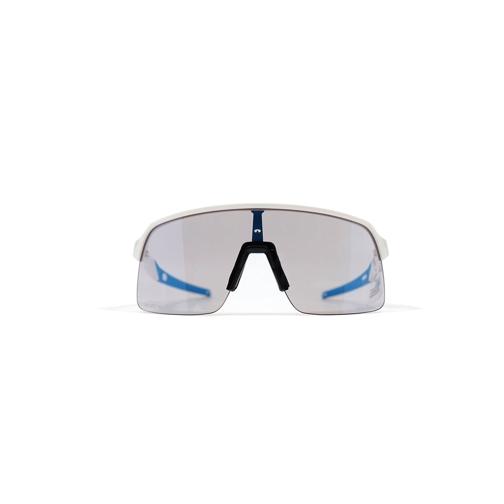  oakley-sutro-lite-matte-white-prizm-transitions-cobalt