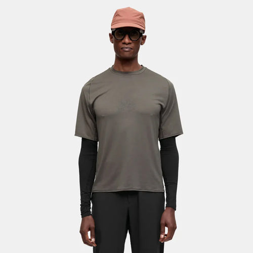 portal-drift-merino-arm-warmer-black-beauty