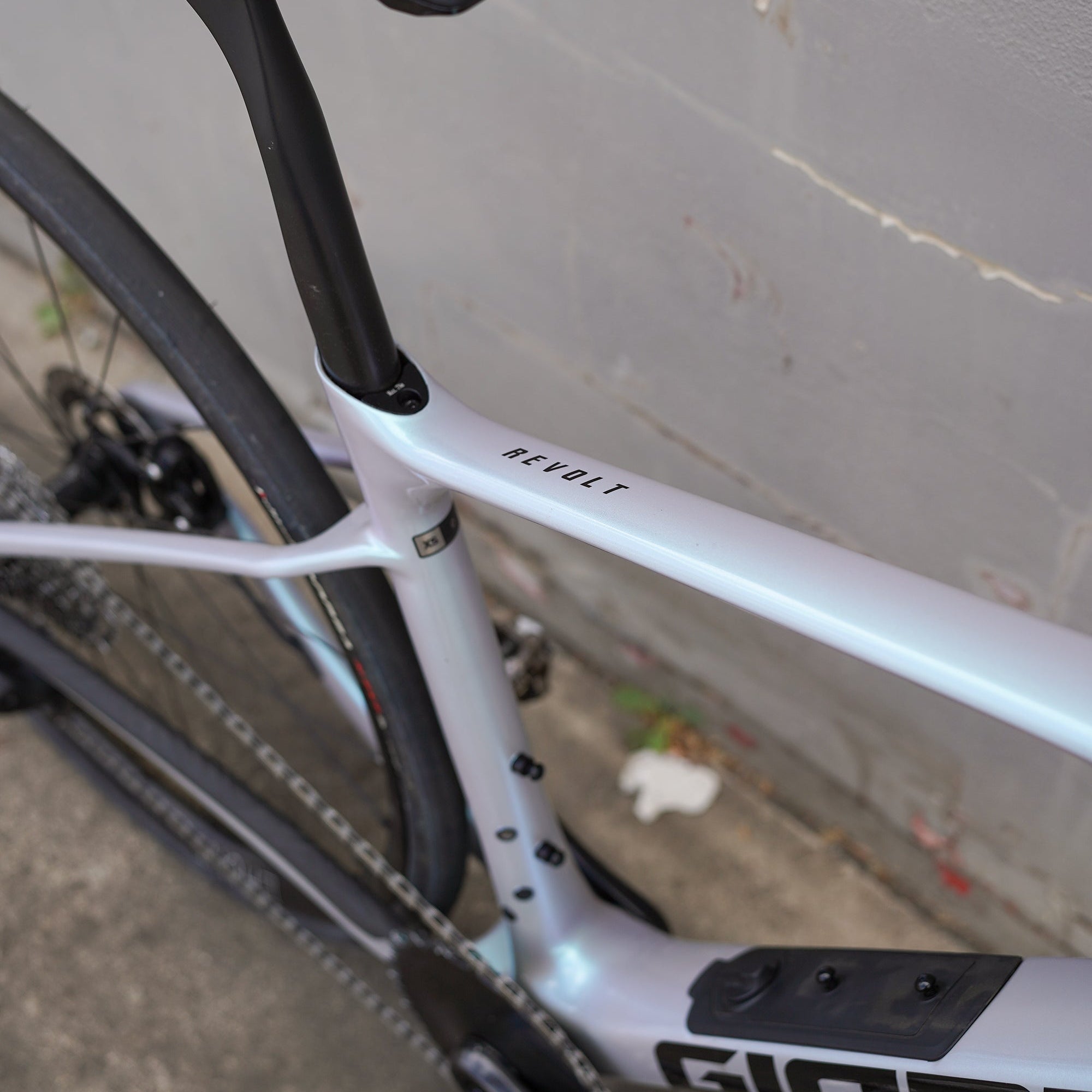Preloved / Giant Revolt Advanced 0 Pro Custom Build - Prismatic Haze XS