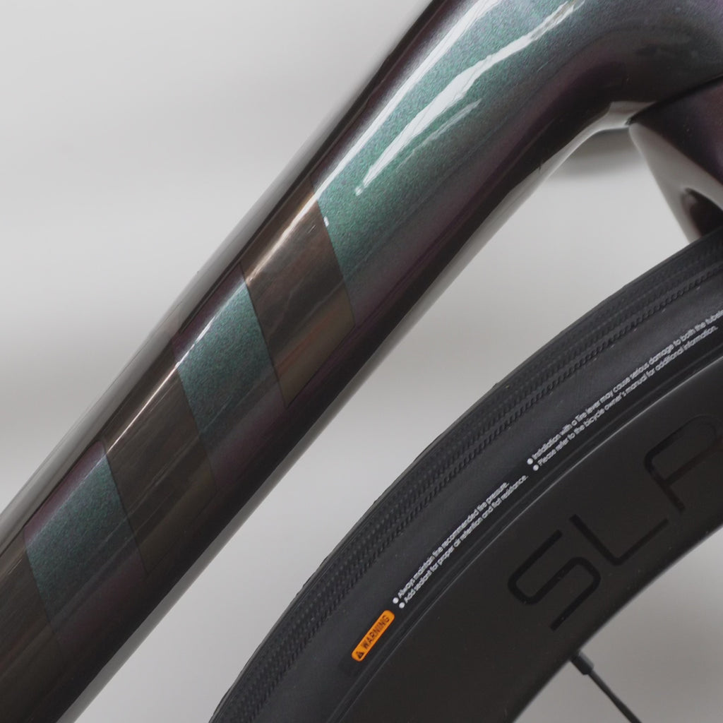 Giant TCR Advanced Pro Disc 1 AX 公路自行车 - 暗色彩虹色