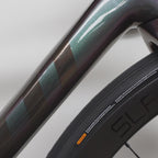 Giant TCR Advanced Pro Disc 1 AX 公路自行车 - 暗色彩虹色