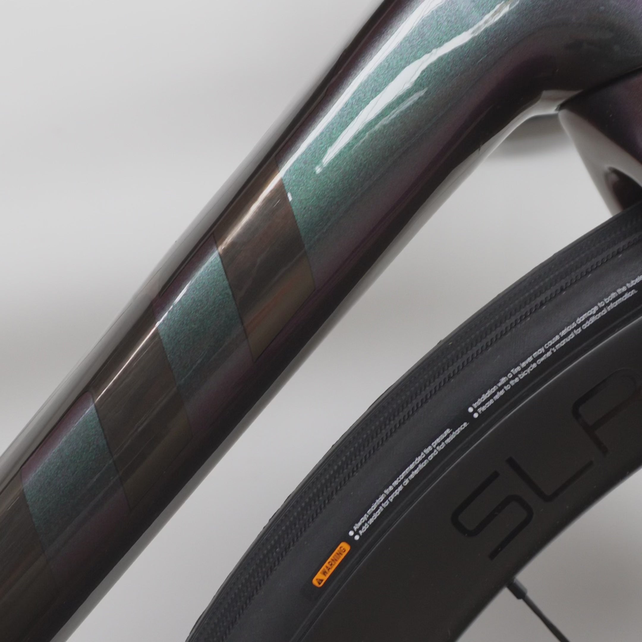 Giant TCR Advanced Pro Disc 1 AX 公路自行车 - 暗色彩虹色