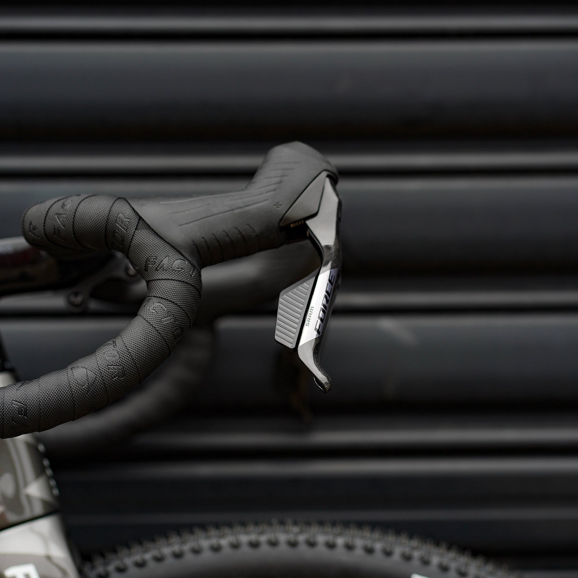 SRAM FORCE AXS E1 变速器和卡钳