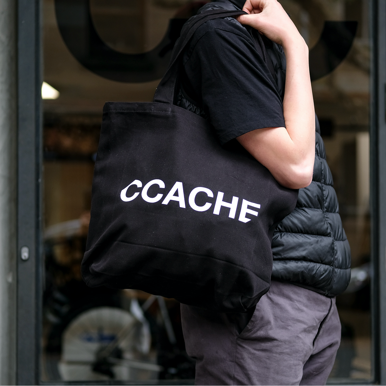 ccache-shoulder-tote-bag-black