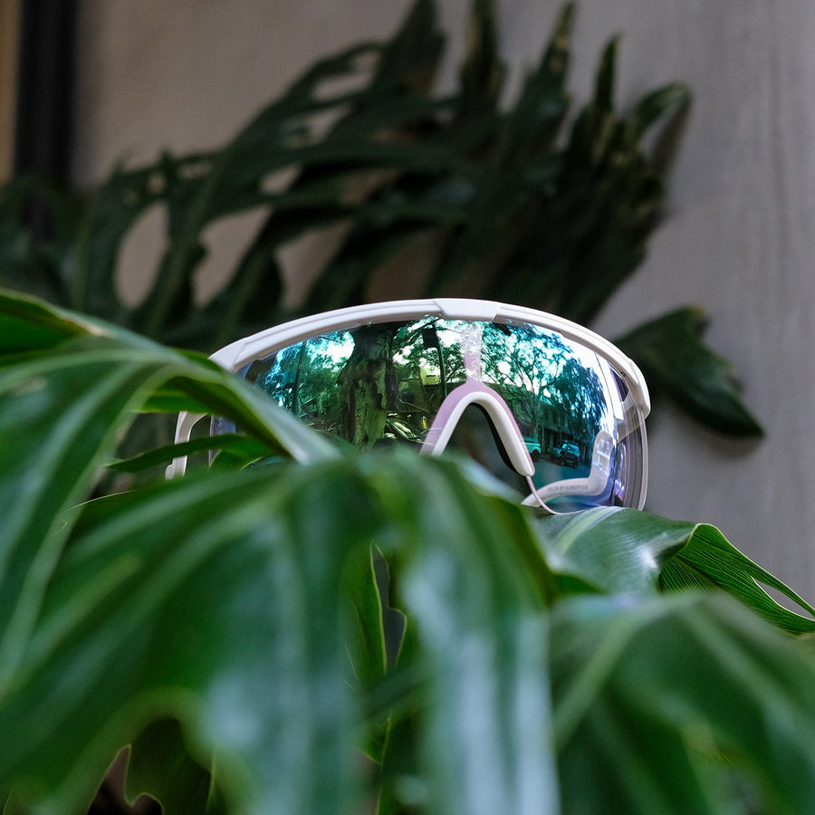 alba-optics-delta-sunglasses-white-vzum-beetle-photochromatic-lens-angle