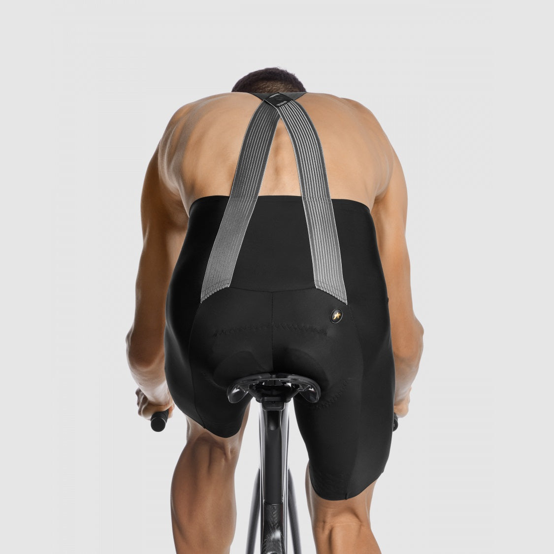 assos-mille-gto-bib-shorts-c2-standard-black-series-on-model
