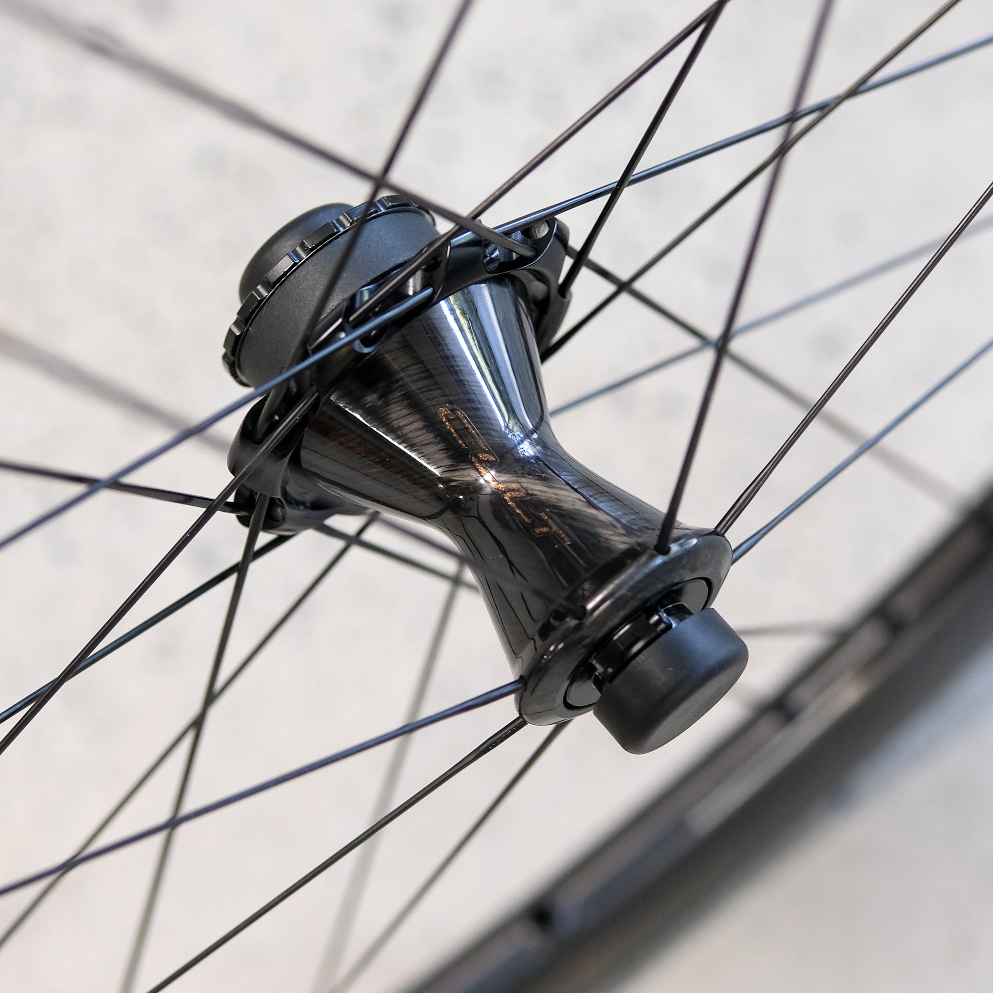 campagnolo-bora-ultra-wto-45-disc-brake-carbon-clincher-wheelset-hub