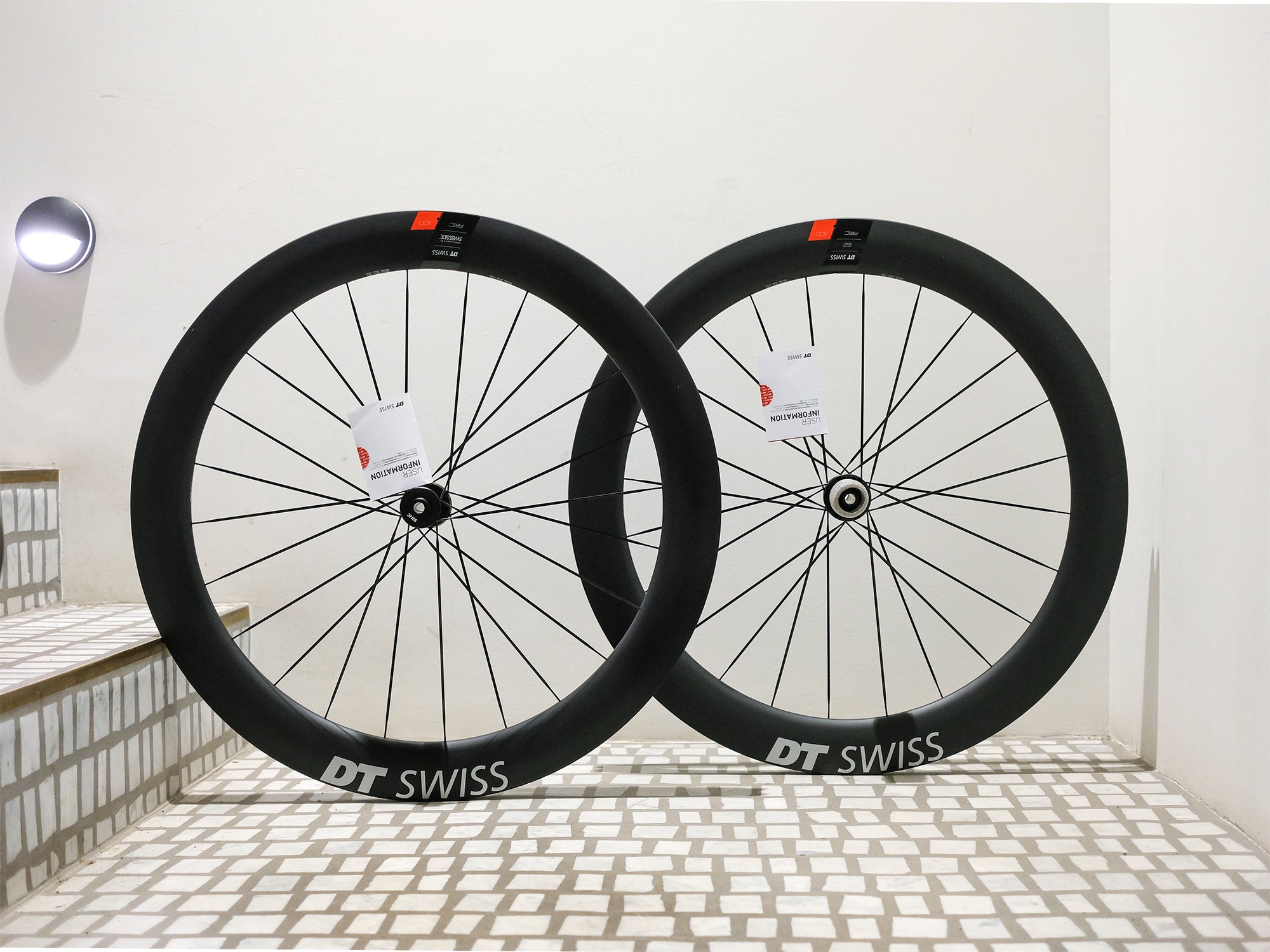 dt-swiss-arc1100-dicut-62-carbon-clincher-wheelset-front