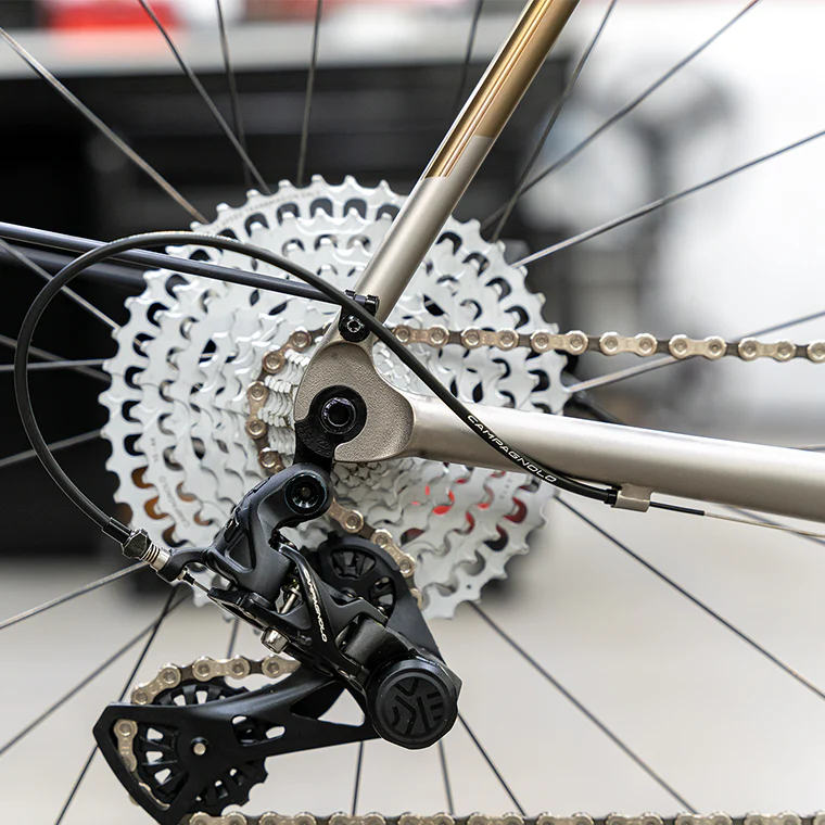 22 号 Drifter 钛质碎石车架组