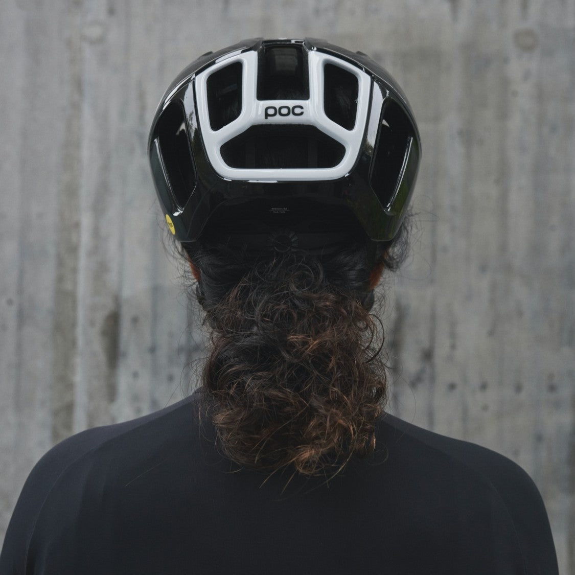 poc-ventral-mips-road-helmet-uranium-black-gloss-rear