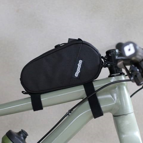 skingrowsback-amigo-top-tube-bag-black-on-bike