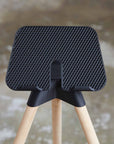 tons-ipad-table-natural-oak-smartphone-holder-closeup