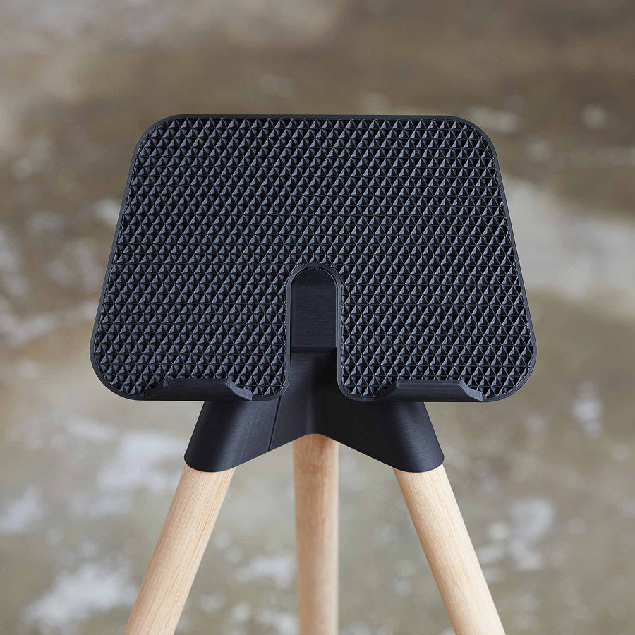 tons-ipad-table-natural-oak-smartphone-holder-closeup