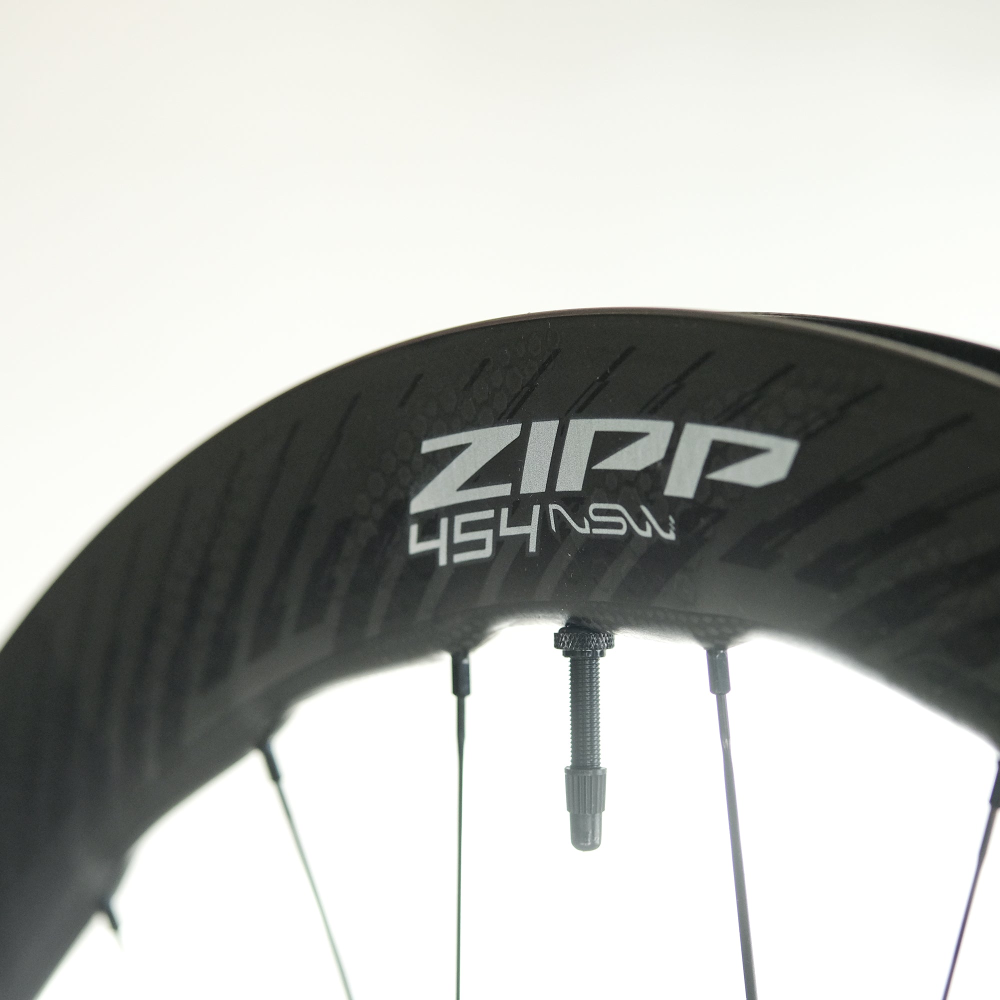 zipp-454-nsw-carbon-tubeless-disc-brake-wheelset-hookless-closeup